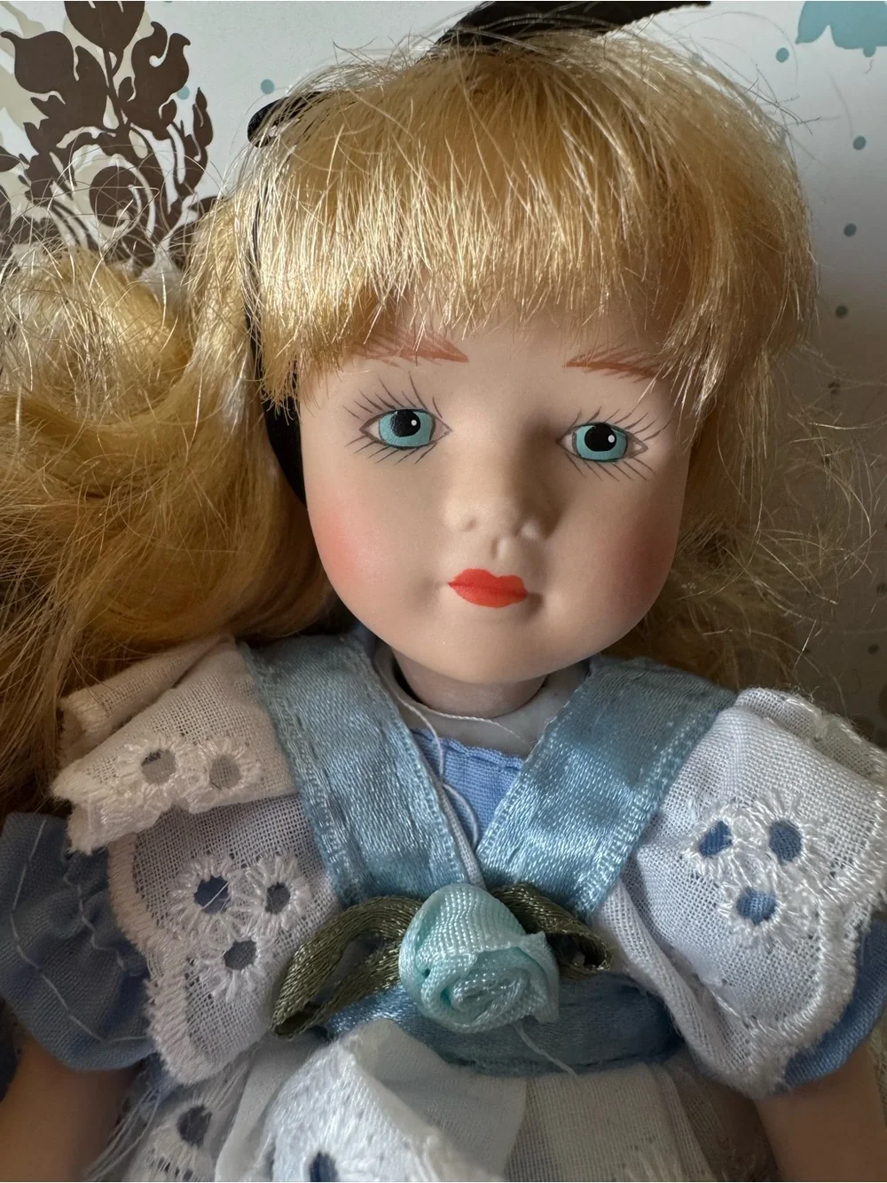 Alice In Wonderland Doll Kingstate Porcelain In House Cottage Box Vintage